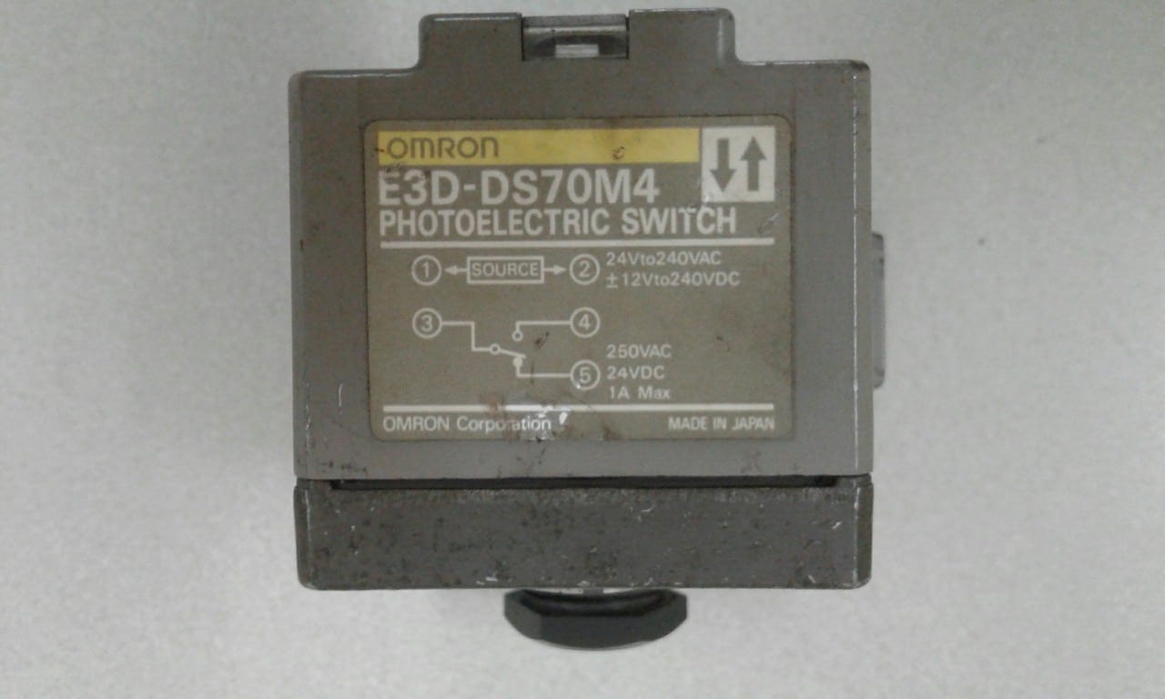 Cảm biến quang OMRON E3D-DS70M4